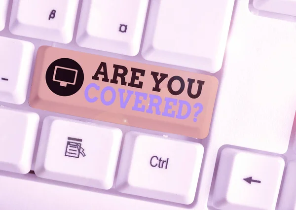 Escribir nota que muestra ¿Está usted cubierto pregunta. Foto de negocios mostrando preguntando si tenían seguro en el trabajo o la vida Teclado de PC blanco con papel de nota sobre el fondo blanco . — Foto de Stock