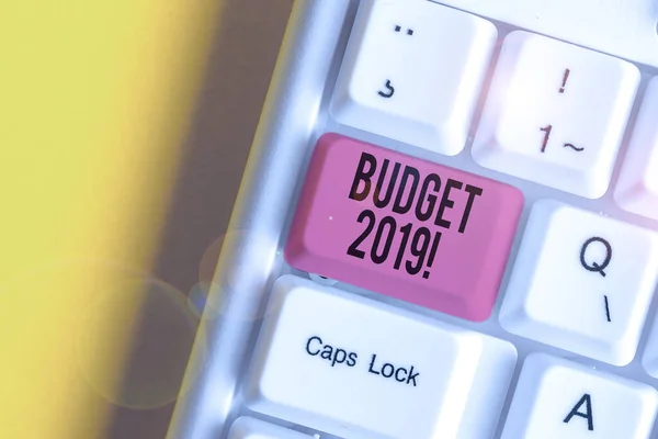 Κείμενο γραφής λέξεων προϋπολογισμός 2019. Επιχειρηματική έννοια για την εκτίμηση των εσόδων και των δαπανών για το τρέχον έτος λευκό πληκτρολόγιο PC με κενή σημείωση χαρτί πάνω λευκό φόντο κλειδί αντίγραφο χώρου. — Φωτογραφία Αρχείου