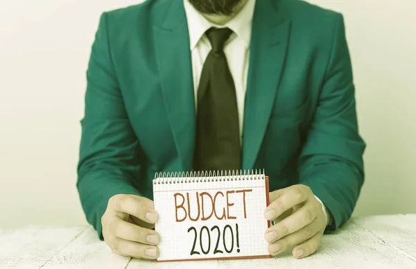 Fotografía de negocios mostrando estimación de ingresos y gastos para el próximo año o el actual Hombre sostiene papel vacío con espacio de copia en frente de él Espacio . —  Fotos de Stock