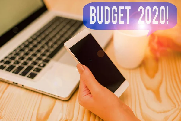 Tekstbord met begroting 2020. Conceptuele foto schatting van inkomsten en uitgaven voor volgend of lopende jaar vrouw laptop computer smartphone mok kantoorbenodigdheden technologische apparaten. — Stockfoto