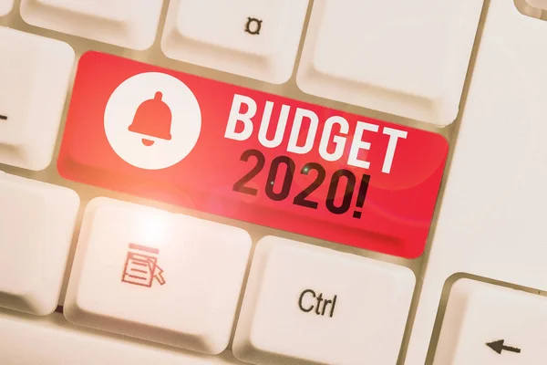 Tekst teken dat budget 2020 weergeeft. Conceptuele foto raming van inkomsten en uitgaven voor het volgende of huidige jaar wit PC-toetsenbord met lege notitie papier boven witte achtergrond sleutel kopiëren ruimte. — Stockfoto