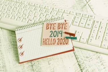 Güle güle 2019 Merhaba 2020 'yi gösteren bir not yazıyorum. Geçen yıla elveda diyen bir iş fotoğrafı sergisi ve çivili ahşap çarşaflı bir hatırlatma broşu daha..