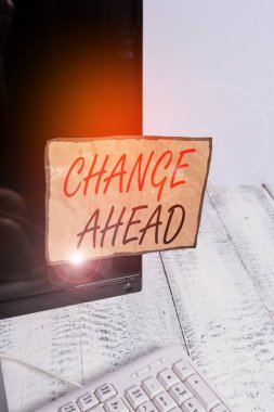 İleride Değişiklik 'i gösteren not yazılıyor. Değiştirilecek iş fotoğraflarının yer değiştirmesi ya da takas edilmesi beyaz klavyenin yanında farklı bir Notasyon Kağıt Monitör ekranı haline gelir.