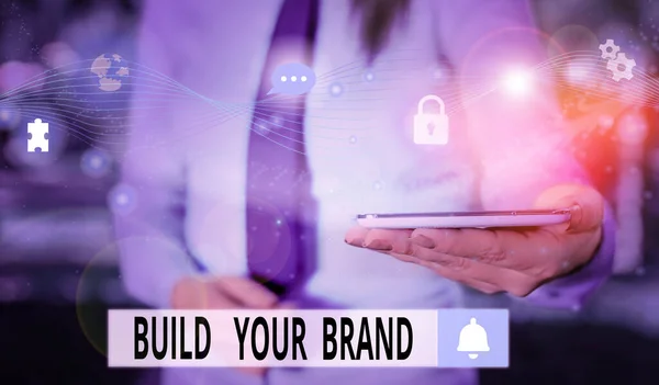 여러분의 브랜드를 만드는 것을 보여 주는 문자 표지판. 광고 캠페인 사진 시스템 네트워크를 사용하는 개념 사진 강화 브랜드 형평성 현대 기술 스마트 장치를 설계. — 스톡 사진