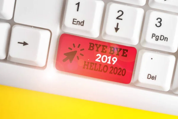 Запис Примітка з відображенням побачення 2019 Hello 2020. Бізнес-фото демонстрації попрощатися з минулим роком і вітаючи інший хороший один білий клавіатура ПК з папером папері над білим фоном. — стокове фото