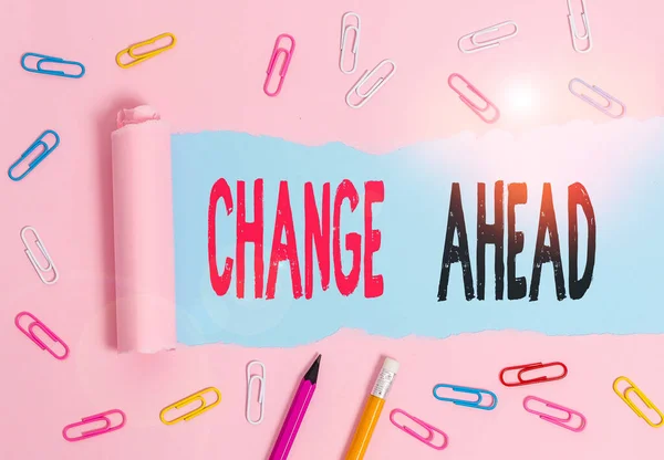 Handschrift tekst schrijven Change Ahead. Concept betekent vervangen door of ruilen voor een ander Word anders Stationair en gescheurd karton geplaatst boven een eenvoudige pasteltafel achtergrond. — Stockfoto