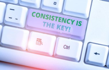 Tutarlılık gösteren kavramsal el yazısı Anahtardır. Breaking Bad Habits ve Şekillendirme Good Ones Beyaz pc klavye ile beyaz arka plan üzerinde not kağıdı ile İş fotoğraf metni.