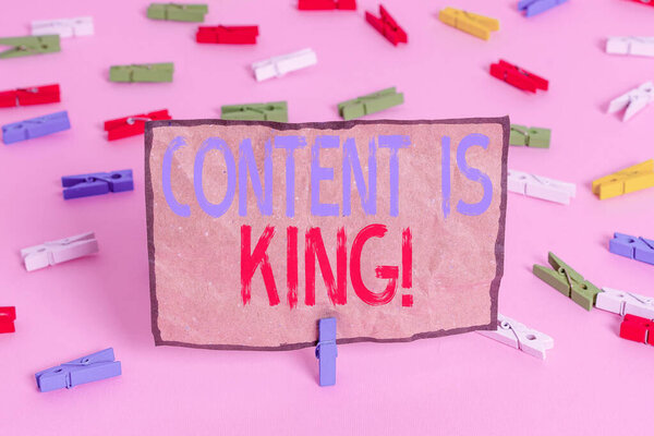 Письменный почерк Содержание короля. Концепция означает маркетинг сосредоточены на растущей видимости неоплачиваемых результатов поиска Цветные прищепки бумаги пустой напоминание розовый пол фон офисный значок
.