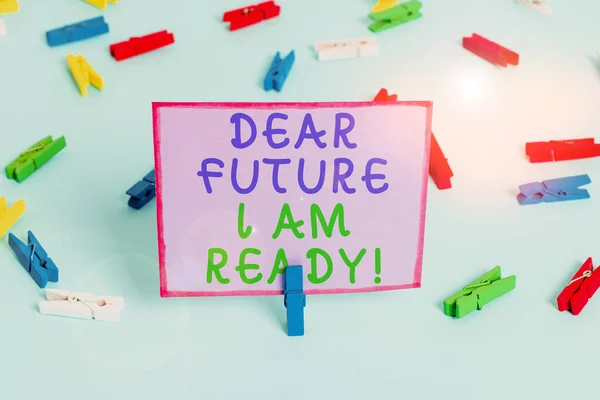 Записка, що показує "Дороге майбутнє" Я готовий. Business photo демонструє Confident, щоб рухатися вперед або зіткнутися з майбутніми кольоровими паперами Clothespin порожнє нагадування синьому поверху officepin. — стокове фото
