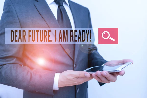 Escrita à mão escrita de texto Dear Future I Am Ready. Conceito significado Confiante para seguir em frente ou para enfrentar o futuro Masculino desgaste humano terno de trabalho formal segurar inteligente oi tech smartphone use mãos . — Fotografia de Stock