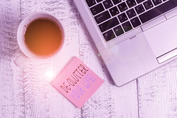 Escritura a mano de texto De Clutter Your Life. Concepto que significa eliminar elementos innecesarios de lugares desordenados o hacinados Portátil metálico de moda notas adhesivas en blanco taza de café acostado mesa vintage . — Foto de Stock