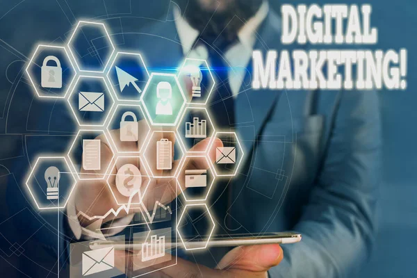 Schrijfbriefje met digitale marketing. Zakelijke foto presentatie van de markt producten of diensten met behulp van technologieën op Internet Foto netwerk regeling met moderne smart device. — Stockfoto