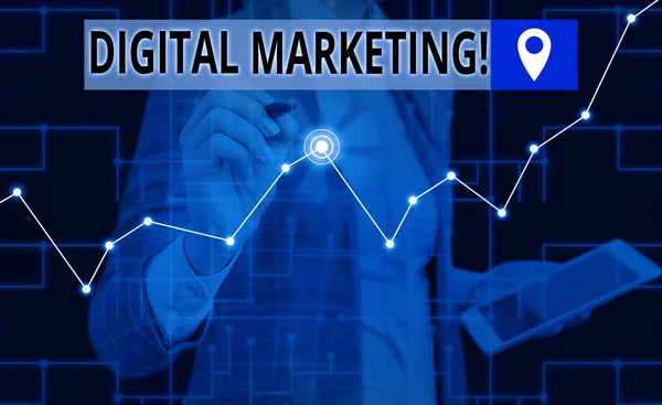 Χειρόγραφο κείμενο που γράφει Digital Marketing. Έννοια που σημαίνει ότι τα προϊόντα ή οι υπηρεσίες της αγοράς που χρησιμοποιούν τεχνολογίες στο Διαδίκτυο Γυναίκα φορούν επίσημη παρουσίαση κοστούμι εργασίας χρησιμοποιώντας έξυπνη τελευταία συσκευή. — Φωτογραφία Αρχείου