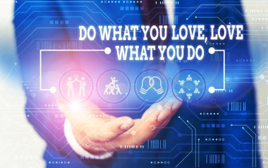 El yazısı metin yazma Do What You Love What You Do You Do. Kavram anlamı Hayallerinizi ya da tutkularınızı hayatta takip edin Erkek insan giyim resmi iş elbisesi akıllı cihaz kullanarak sunum sunan.