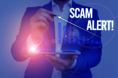 Scam Alert gösteren kavramsal el yazısı. İş fotoğraf vitrin hileli kurbandan para elde onu ikna ederek Erkek resmi takım elbise sunum akıllı cihaz sunan giymek.