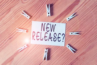 Yeni Sürüm Sorusu gösteren kavramsal el yazısı. Son ürün veya hizmet hakkında soran Iş fotoğraf metin yeni serbest Renkli buruşturulmuş kağıtları ahşap zemin arka plan clothespin.