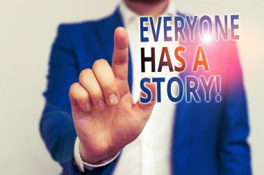 Kelime yazma metni Herkes Bir Hikaye var. Birileri hayatında geçmiş olayların hesabı için İş konsepti veya kariyer İşadamı mavi süit ve beyaz gömlek boş alanda parmak ile işaret.