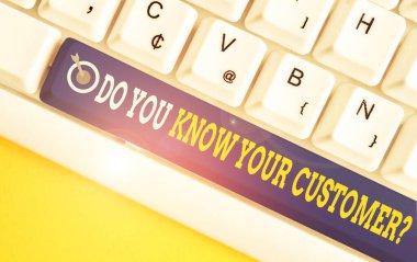 El yazısı metin yazma Müşteri Sorunu biliyor musunuz. Kavram anlamı hizmet ilgili bilgileri ile istemcileri tanımlamak Beyaz pc klavye beyaz arka plan anahtar kopyası üzerinde boş not kağıdı ile 