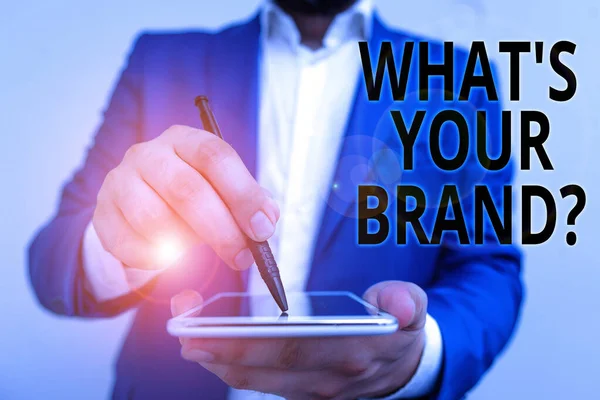 Tulisan tangan konseptual menunjukkan Apa S Pertanyaan Brand Anda. Foto bisnis yang menampilkan pertanyaan tentang logo produk atau apa yang Anda komunikasikan Pengusaha dalam suite biru dengan laptop yang menunjuk dengan jari . — Stok Foto