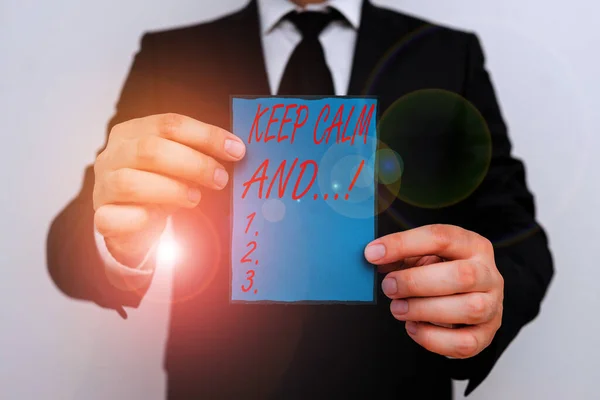 Manuscrito texto escrito Mantenha a calma e. Conceito que significa cartaz motivacional produzido pelo governo britânico . — Fotografia de Stock