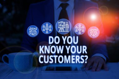 Müşterilerinizi Tanıyın sorusunu gösteren metin işareti. Kavramsal fotoğraf bir müşteri belirlemek isteyen doğa Erkek insan giyim resmi iş elbisesi akıllı cihaz kullanarak sunum sunan.