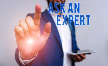 Bir Uzmansa Sor'u gösteren kavramsal el yazısı. İş fotoğrafı metin önünde işaret parmak ile bir şey veya bilgili İşadamı hakkında beceri ye sahip birine danışın.