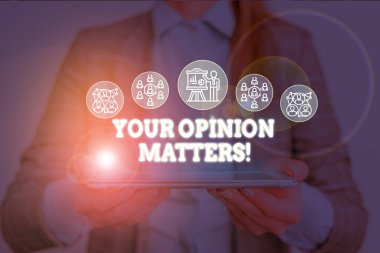 Sizin Görüş Konularda gösteren kavramsal el yazısı. İş fotoğrafı metin sadece kadın sunum akıllı cihaz sunan iş elbisesi giymek söyleniyor bir şey ile aynı fikirde olmadığını göstermektedir.