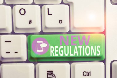 Yeni Düzenlemeler sorusunu gösteren not yazma. İş fotoğraf vitrin kuralları bir şey yapılır şekilde kontrol etmek için hükümet sipariş yaptı Beyaz arka plan tuşu kopyalama alanı üzerinde not kağıdı ile Klavye.