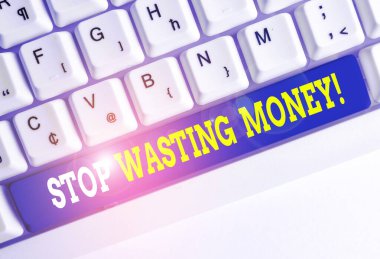 Stop Israf Para gösteren kavramsal el yazısı. Tasarruf başlatmak ve beyaz arka plan üzerinde not kağıdı ile akıllıca Beyaz pc klavye kullanmak için gösteren veya grup reklam gösteren İş fotoğraf metin.