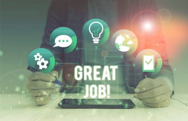 Büyük İş gösteren kavramsal el yazısı. İş fotoğraf vitrin çok iyi yapmış bir şey için birini öven kullanılan Kadın insan akıllı cihaz sunan resmi iş elbisesi giymek.