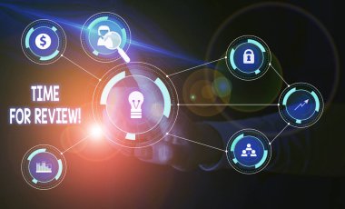 El yazısı metin Zaman İnceleme için. Kavram, değişime neden olan bir şeyin resmi olarak değerlendirilmesi Anlamına Gelir Kadın akıllı cihaz kullanarak sunum sunan resmi iş elbisesi giyer.