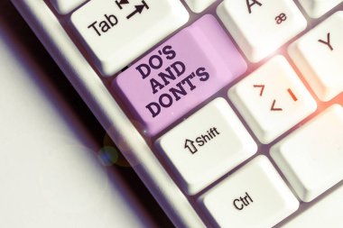 Word yazma metin Do S Ve Dont S Is. Beyaz arka plan tuşu kopyalama alanı üzerinde boş not kağıdı ile bazı faaliyet Beyaz pc klavye ile ilgili Kurallar veya gümrük tavsiye için İş kavramı.