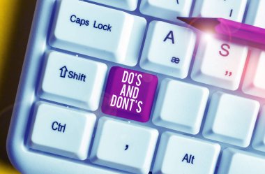 Word yazma metin Do S Ve Dont S Is. Beyaz arka plan tuşu kopyalama alanı üzerinde boş not kağıdı ile bazı faaliyet Beyaz pc klavye ile ilgili Kurallar veya gümrük tavsiye için İş kavramı.
