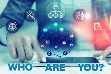 Kimolduğunuzu gösteren metin işareti. Kimlik veya gösterme hakkında soran kavramsal fotoğraf Sunum sunan kadın insan giyim resmi iş elbisesi kullanımı akıllı cihaz.