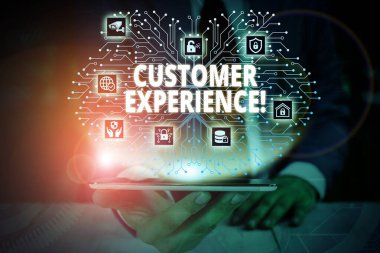 Müşteri Deneyimini gösteren not yazma. Organizasyon ve alıcı arasındaki etkileşimin iş fotolu vitrinürünü Erkek sunum akıllı cihaz sunan resmi iş elbisesi giymek.