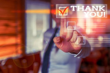 Kelime yazma metni Teşekkür ederim. Hediye hizmeti iltifat kabul ederken kullanılan kibar ifade için iş konsepti Kadın ayakta fotokopi alanı madde işaretleri gösteren kamera arıyorum.