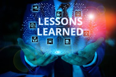 Kelime yazma metin Dersler Öğrendim. Akıllı cihaz kullanarak sunum sunan erkek giyim resmi iş elbisesi deneyimi ile kazanılan bilgi veya anlayış için iş konsepti.