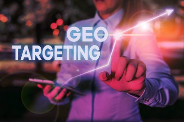 Geo Hedeflemegösteren kavramsal el yazısı. İş fotoğraf metin Dijital Reklamlar Görüntüleme Ip Adresi Adwords Kampanyalar Yer.