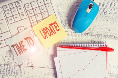 El yazısı metin yazma Zaman Güncelleme. Kavram bu klasik ahşap masa üzerine yerleştirilen daha modern yeni Yazma ekipmanları ve bilgisayar maddeleri yapmak için doğru zaman anlamı.