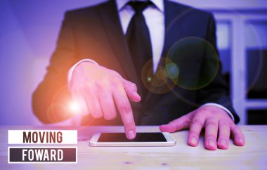 Hareketli Foward'ı gösteren kavramsal el yazısı. Bir Noktaya Doğru Gösteriş Fotoğrafı İleriYe Doğru İlerleme Yolunda.