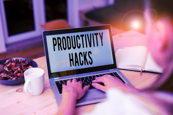 Handstil text produktivitet hackor. Koncept som betyder tricks som du får mer gjort i samma mängd tid kvinna laptop dator smartphone mugg kontor levererar tekniska enheter. — Stockfoto