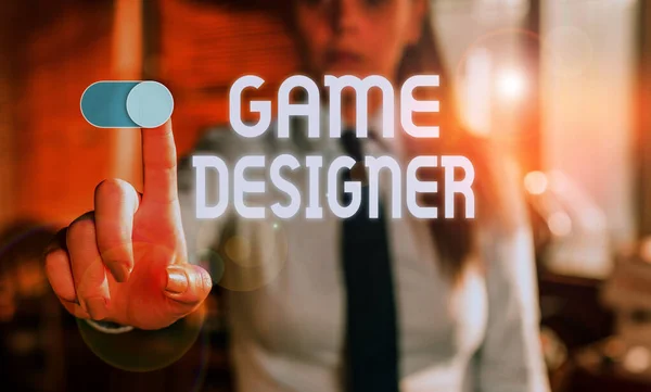 게임 디자이너를 보여주는 텍스트 기호입니다. 개념 사진 캠페인 픽셀 스크립팅 프로그래머 콘솔 3D 그래픽 빈 공간에서 손가락으로 가리키는 배경에 여자를 흐리게. — 스톡 사진