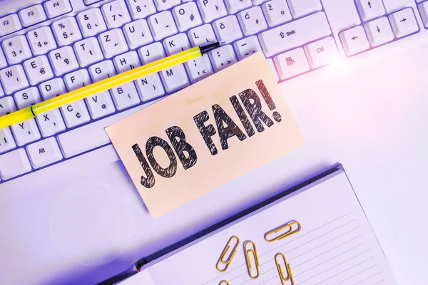 Signo de texto que muestra Job Fair. Evento fotográfico conceptual en el que los reclutadores empleadores dan información a los empleados Papeles cuadrados naranjas vacíos por el teclado de la PC con espacio de copia . —  Fotos de Stock