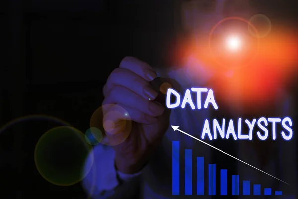 Nota de escritura que muestra a los analistas de datos. Foto de negocios mostrando Diseño de Programador y Crear Informe Identifica patrones Mujer usar traje de trabajo formal presentando presentación usando dispositivo inteligente . — Foto de Stock