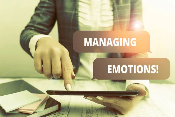 Pisanie notatki pokazano zarządzanie emocje. Business Photo gablota zdolność być otwarta na uczucia i modulować je w sobie koncepcja biznesowa z telefonem komórkowym w ręku. — Zdjęcie stockowe