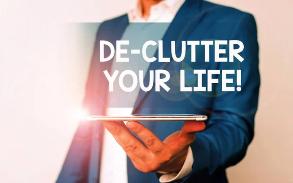 Manuscrito texto De Clutter Your Life. Conceito significado remover itens desnecessários de lugares desarrumados ou superlotados Man in the blue suite and white shirt holds mobile phone in the hand . — Fotografia de Stock