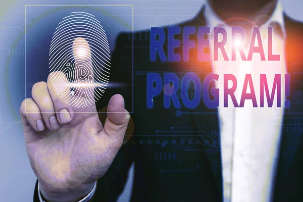 Szöveges jel mutatja Referral program. Fogalmi fotó belső toborzási módszer által alkalmazott szervezetek férfi emberi kopás formális öltönyt bemutató bemutatása segítségével intelligens eszköz. — Stock Fotó