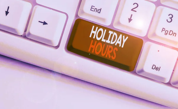 Szöveges jel mutatja Holiday hours. Fogalmi fotó alkalmazott kap kétszerese a normál fizetni az összes óra fehér PC billentyűzet üres jegyzet papírt a fehér háttér fő másolási tér. — Stock Fotó