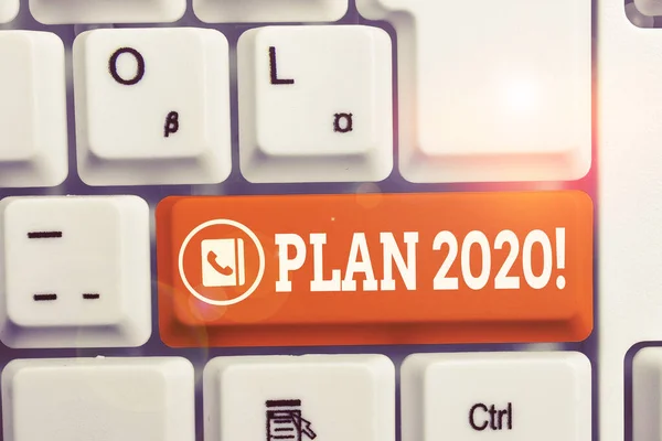 写说明显示2020年计划。商务照片展示详细的建议做实现明年白色pc键盘与笔记纸上方的白色背景. — 图库照片