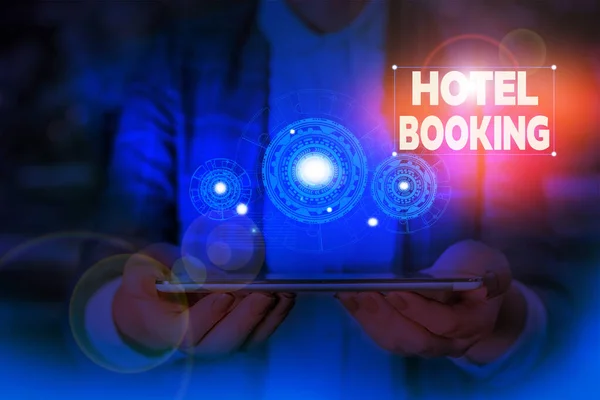 Handskrifts text som skriver hotell bokning. Koncept som betyder online-bokningar Presidential Suite de Luxe gästfrihet kvinna bär formell arbetsdräkt presentera presentation med hjälp av Smart Device. — Stockfoto